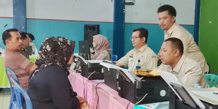 Antusias masyarakat dalam memanfatkan program Bapenda Menyapa Warga di Kantor Kepala Desa Bululawang, Malang. (Foto/M Sholeh)