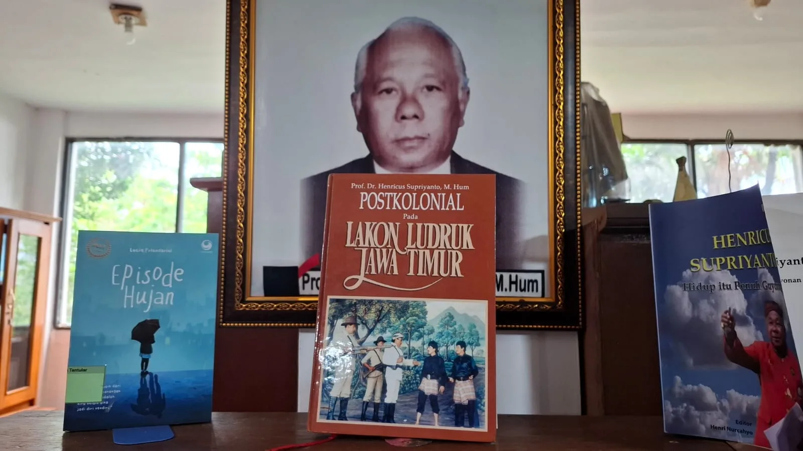 Foto Prof Henricus Supriyanto di dalam perpustakaan. Foto: Aisyah Nawangsari Putri