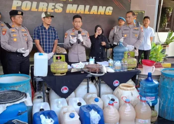 Wakapolres Malang, Kompol Bayu Halim Nugroho memberi keterangan pada media soal arak trobas. Foto: Aisyah Nawangsari Putri