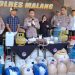 Wakapolres Malang, Kompol Bayu Halim Nugroho memberi keterangan pada media soal arak trobas. Foto: Aisyah Nawangsari Putri