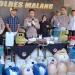 Wakapolres Malang, Kompol Bayu Halim Nugroho memberi keterangan pada media soal arak trobas. Foto: Aisyah Nawangsari Putri