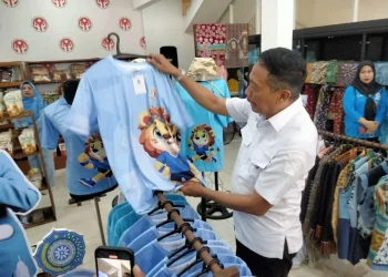 Wali Kota Malang, Wahyu Hidayat mengunjungi Galeri Mbois yang menjadi wadah UMKM lokal. (Foto/M Sholeh)