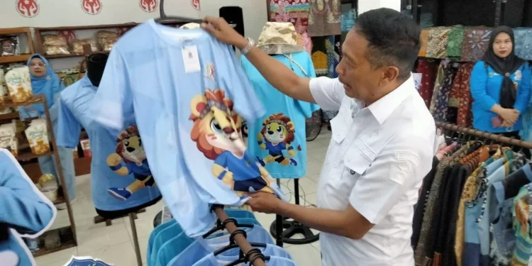 Wali Kota Malang, Wahyu Hidayat mengunjungi Galeri Mbois yang menjadi wadah UMKM lokal. (Foto/M Sholeh)