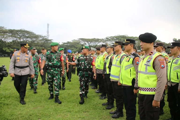 Pasukan disiagakan dalam apel yang digelar di Lapangan Rampal, Kota Malang. Foto: Polres Malang