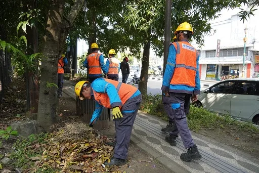 Kegiatan bersih-bersih PT PLN UP3 Malang. Foto/dok