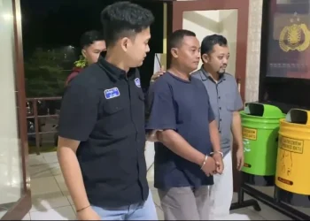 Pelaku penipuan bermodus beli tebas jeruk saat digelandang polisi. Foto: Polres Batu