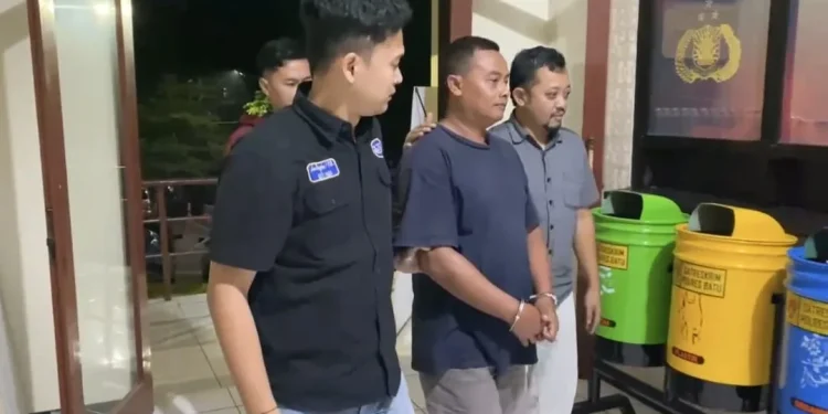 Pelaku penipuan bermodus beli tebas jeruk saat digelandang polisi. Foto: Polres Batu