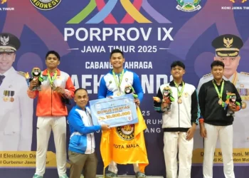 Muhfasha, atlet taekwondo mahasiswa UB saat naik ke podium usai meraih medali emas Porprov Jatim 2025. Foto: Dok