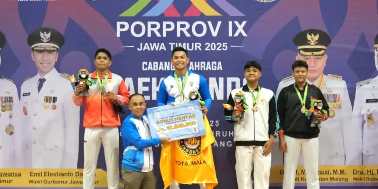 Muhfasha, atlet taekwondo mahasiswa UB saat naik ke podium usai meraih medali emas Porprov Jatim 2025. Foto: Dok