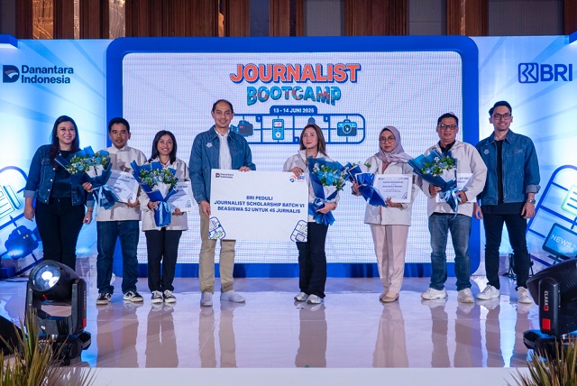 Pengukuhan jurnalis sebagai penerima beasiswa S2 BRI Fellowship Journalism. Foto: BRI