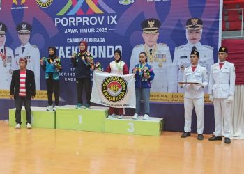 Atlet taekwondo Kabupaten Malang (memegang bendera) memenangkan medali perunggu di kelas poomsae individu putri. Foto: KONI Kabupaten Malang