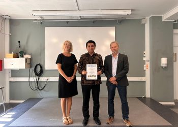 Ahmad Dzulfikar Nurrahman (tengah) usai menyelesaikan short course di Denmark. Foto: dok. Pribadi