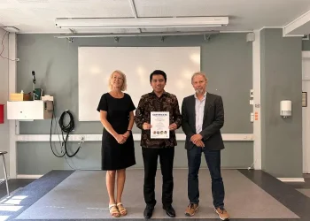 Ahmad Dzulfikar Nurrahman (tengah) usai menyelesaikan short course di Denmark. Foto: dok. Pribadi