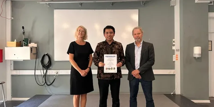 Ahmad Dzulfikar Nurrahman (tengah) usai menyelesaikan short course di Denmark. Foto: dok. Pribadi