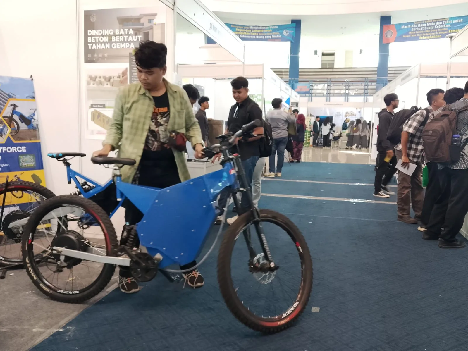 Pameran karya dalam Expo Hasil Riset dan Inovasi Polinema 2025 (M Sholeh)