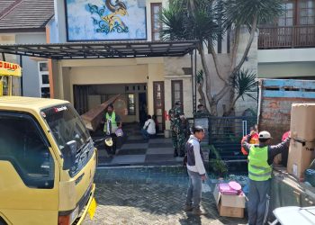 Proses eksekusi pengosongan rumah mewah hasil lelang KPKNL di Kota Batu. Foto: Azmy