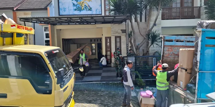 Proses eksekusi pengosongan rumah mewah hasil lelang KPKNL di Kota Batu. Foto: Azmy