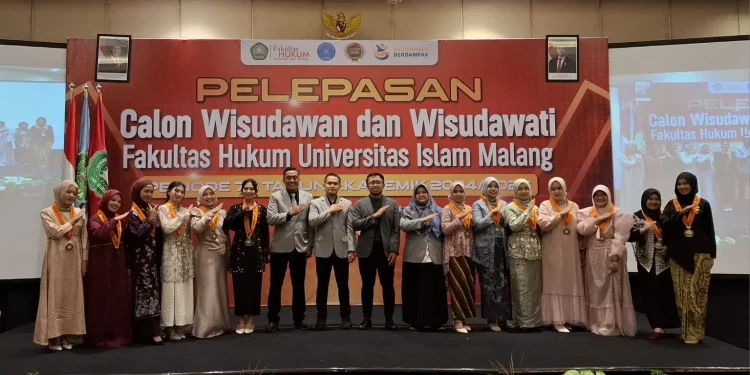 Prosesi pelepasan calon wisudawan FH Unisma periode 76 Tahun 2025 bertabur prestasi. Foto: Azmy
