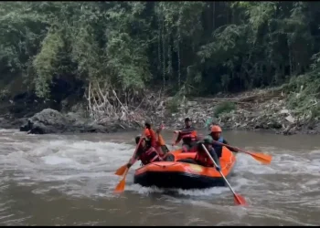 Tim SRU air menyusuri Sungai Brantas Kota Malang dalam operasi pencarian anak tenggelam. (Foto/dok. Tim SAR)