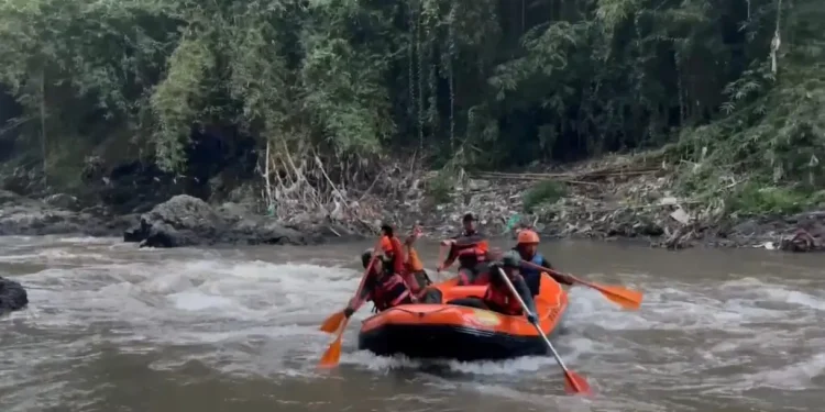 Tim SRU air menyusuri Sungai Brantas Kota Malang dalam operasi pencarian anak tenggelam. (Foto/dok. Tim SAR)