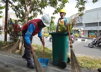 Kegiatan bersih-bersih PT PLN UP3 Malang. Foto/dok