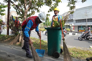 Kegiatan bersih-bersih PT PLN UP3 Malang. Foto/dok