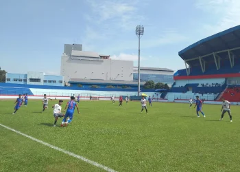 Pertandingan sepakbola antara tim Kota Malang dan Jember di Porprov Jatim 2025. (Foto/M Sholeh)