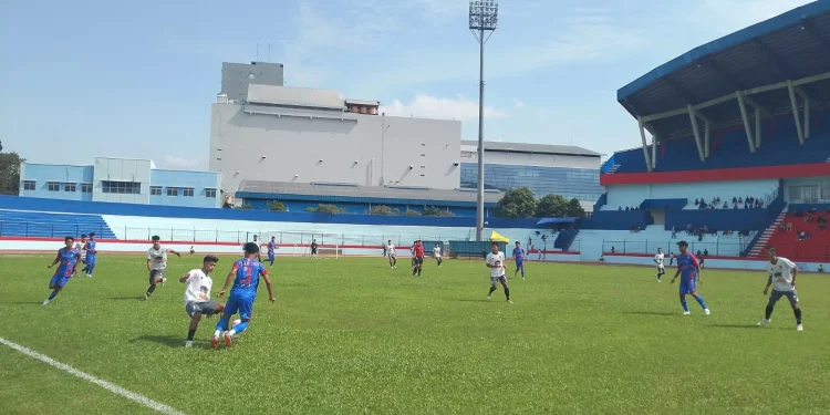 Pertandingan sepakbola antara tim Kota Malang dan Jember di Porprov Jatim 2025. (Foto/M Sholeh)