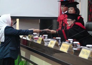 Elisatin Ernawati, dosen Unisma, saat sidang terbuka. Foto/dok