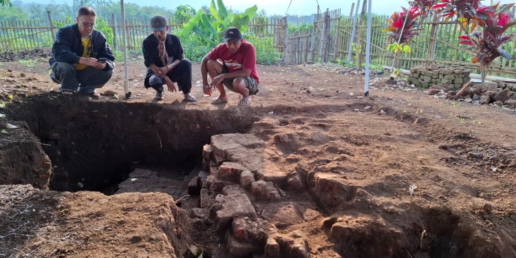 Arkeolog Dwi Cahyono saat mengamati situs purbakala di Landungsari. Foto: Aisyah Nawangsari Putri