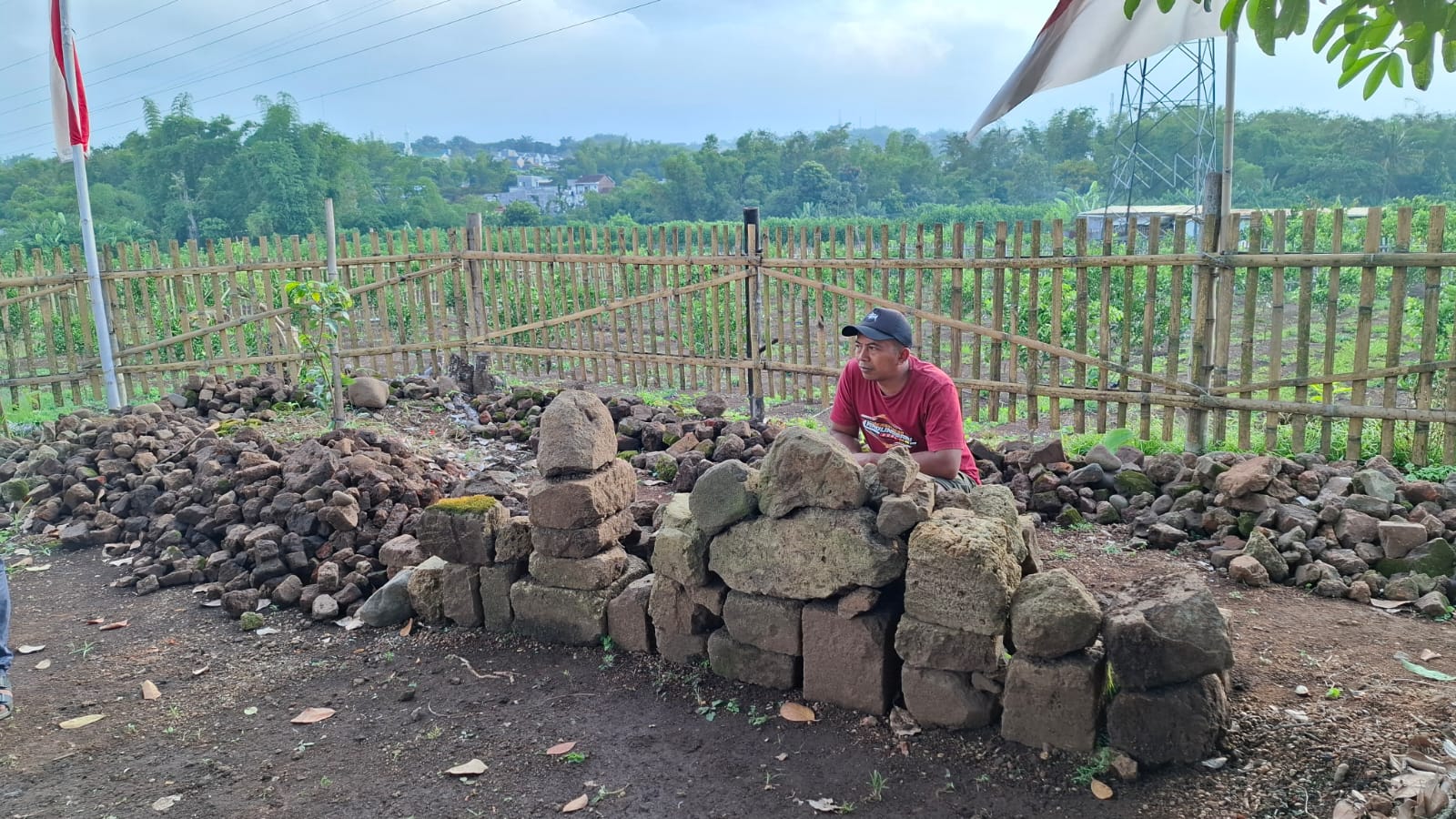 Tumpukan batu yang ditemukan di sekitar lokasi situs purbakala. Foto: Aisyah Nawangsari Putri