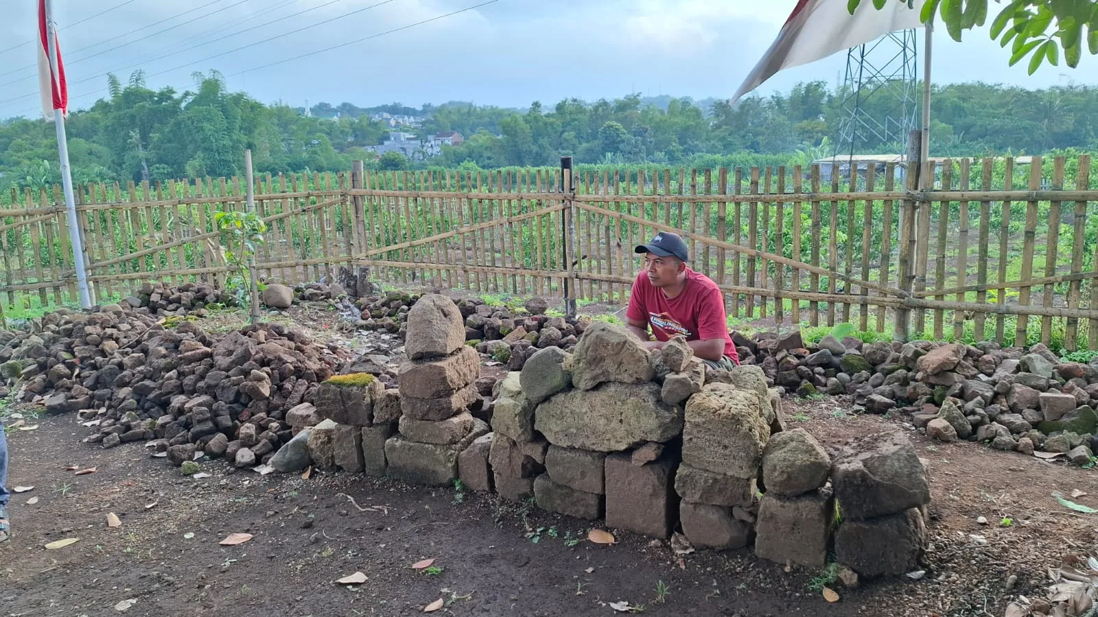 Tumpukan batu yang ditemukan di sekitar lokasi situs purbakala. Foto: Aisyah Nawangsari Putri