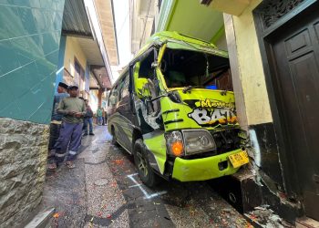 Diduga Rem Blong, Minibus Pengangkut Cabai Masuk Gang di Kebalen Malang, 1 Orang Tewas di Tempat