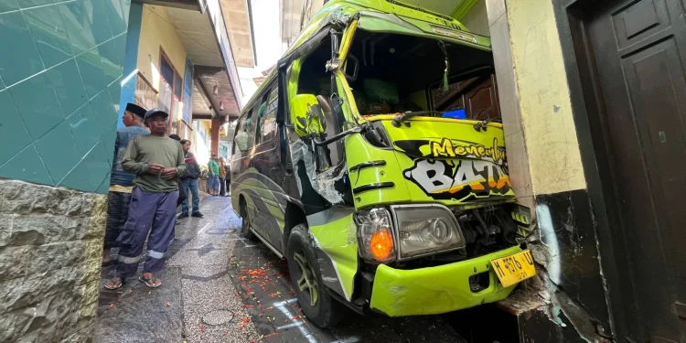 Rem blong - Diduga Rem Blong, Minibus Pengangkut Cabai Masuk Gang di Kebalen Malang, 1 Orang Tewas di Tempat