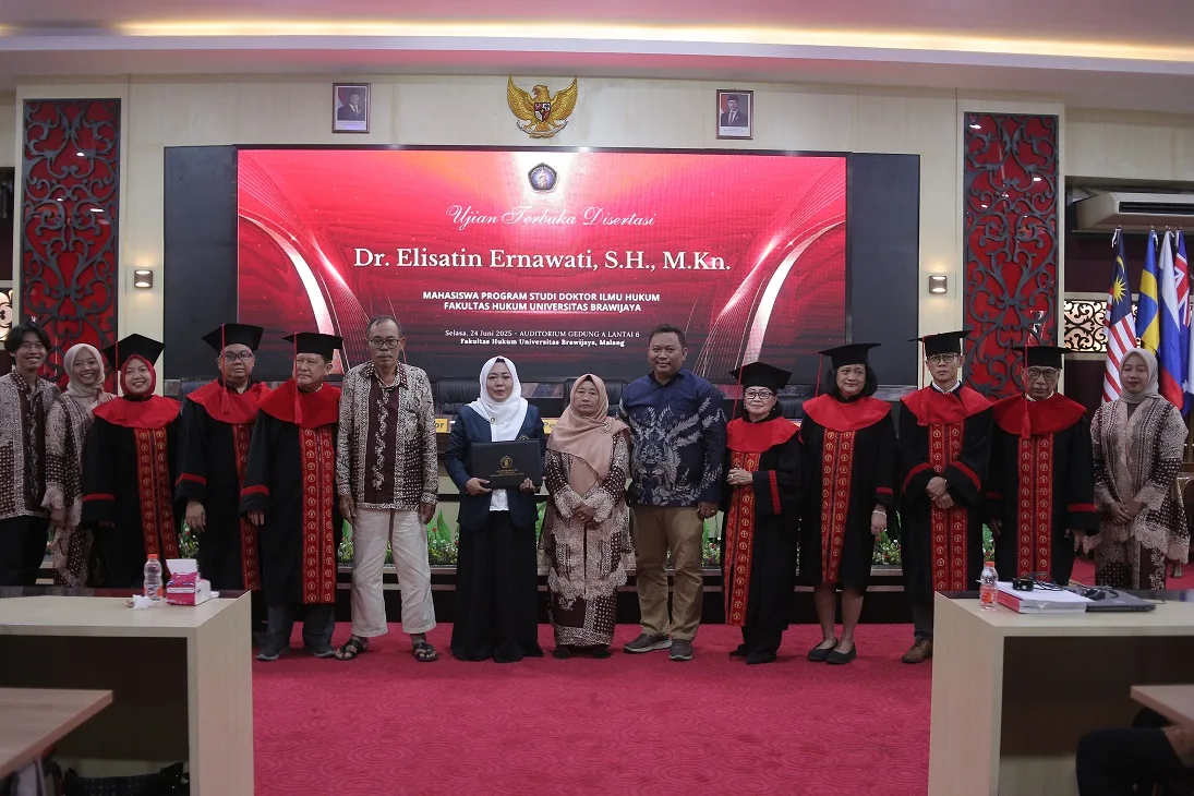 Elisatin Ernawati (tengah), dosen FH Unisa, foto bersama penguji pasca saat sidang terbuka. Foto/dok