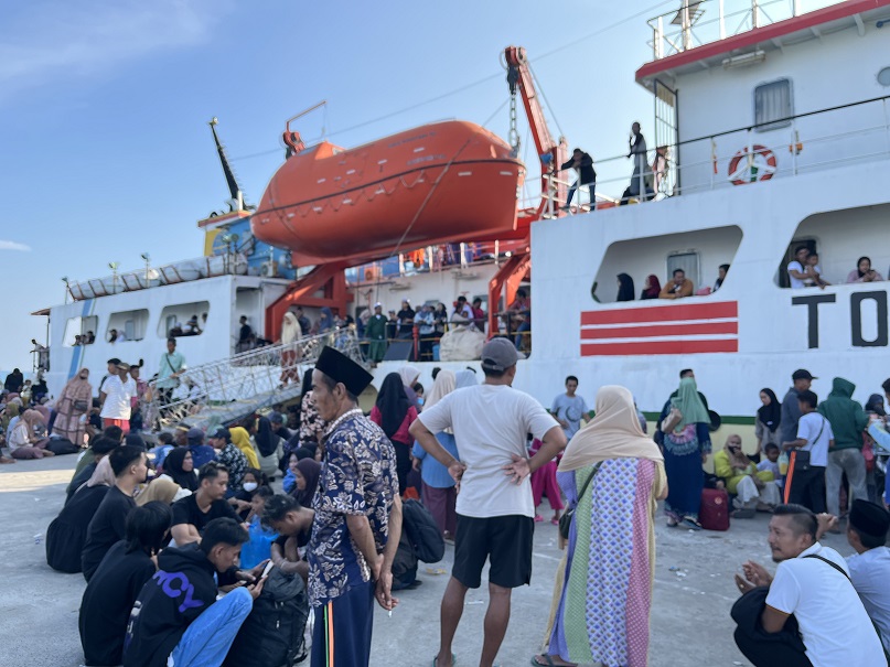 Orang-orang Masalembu yang akan berlayar dengan kapal Sabuk Nusantara. Foto/Herlianto