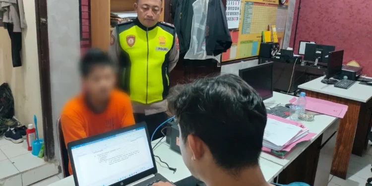 Tersangka pencuri handphone