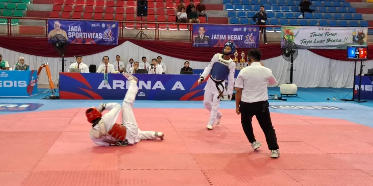 Atlet taekwondo bertanding di Porprov Jatim 2025. Foto: Aisyah Nawangsari Putri