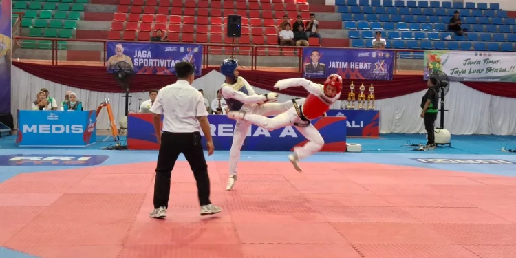 Atlet taekwondo unjuk gigi di Porprov Jatim 2025. Foto: Aisyah Nawangsari Putri