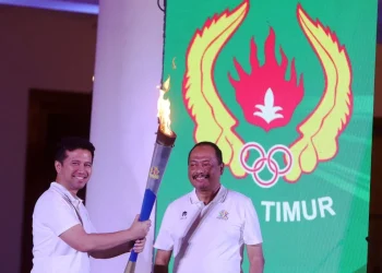 Wakil Gubernur Jawa Timur, Emil Dardak saat menerima obor dari Ketua KONI Jawa Timur, M Nabil. Foto: KONI Jawa Timur