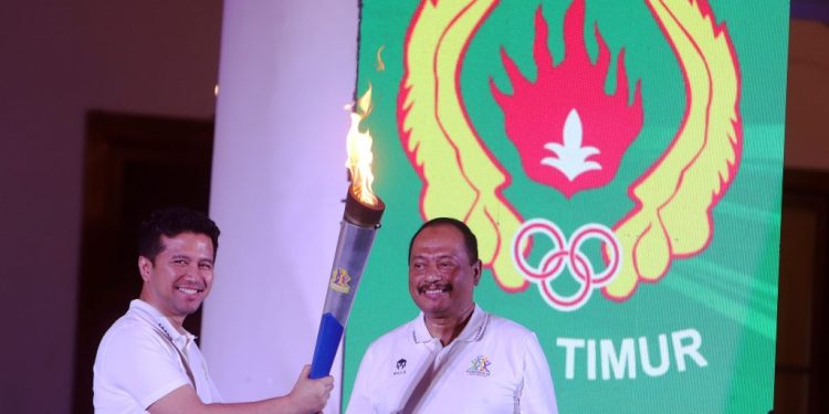Wakil Gubernur Jawa Timur, Emil Dardak saat menerima obor dari Ketua KONI Jawa Timur, M Nabil. Foto: KONI Jawa Timur