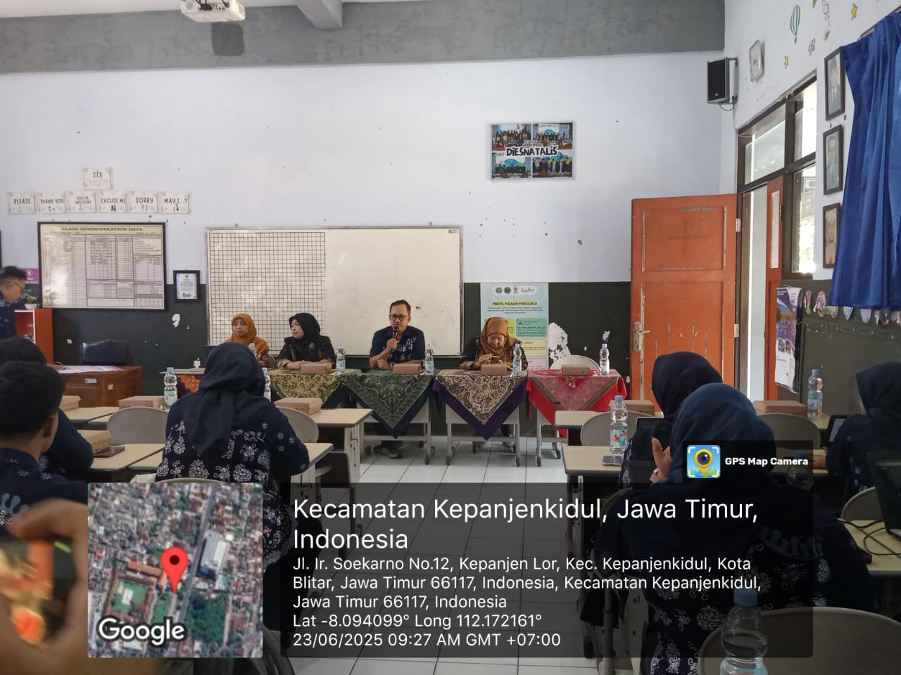 Sambutan Kepala Sekolah SD Laboratorium UM Kota Blitar, Endrik Mas Yulaidi, S.Pd (nomor tiga dari kiri) dalam kegiatan pelatihan dan pendampingan Tim Dosen UM./Foto: Dok. Tim Dosen UM.