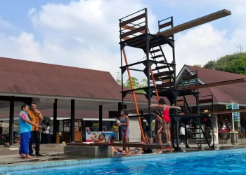 Kontingan atlet loncat indah Kota Batu saat berlatih di Selecta yang ditunjuk sebagai venue ajang Porprov Jatim 2025. Foto: Azmy