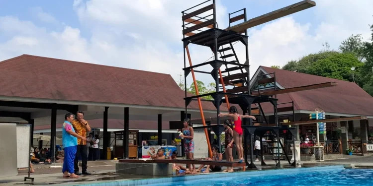 Kontingan atlet loncat indah Kota Batu saat berlatih di Selecta yang ditunjuk sebagai venue ajang Porprov Jatim 2025. Foto: Azmy