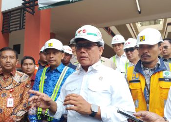 Kepala Kantor Staf Presiden (KSP) RI, Letjen TNI (Purn) Anto Mukti Putranto meninjau kesiapan Sekolah Rakyat di gedung Poltekom, Malang. (Foto/M Sholeh)