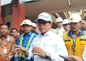 Kepala Kantor Staf Presiden (KSP) RI, Letjen TNI (Purn) Anto Mukti Putranto meninjau kesiapan Sekolah Rakyat di gedung Poltekom, Malang. (Foto/M Sholeh)