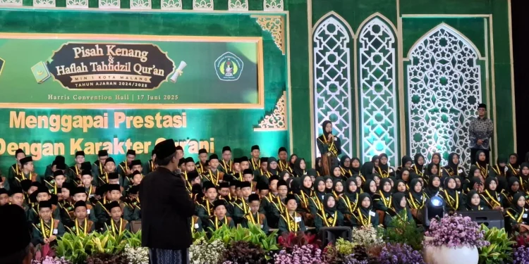 Salah satu siswa saat unjuk kebolehan dalam tahap uji publik Haflah Tahfidzil Quran. Foto: Azmy