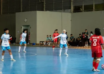 Laga perdana Porprov Jatim 2025, tim futsal putri Kota Batu (putih) harus kalah tipis. Foto: Diskominfo Kota Batu