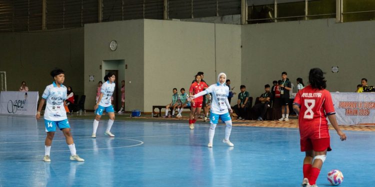 Laga perdana Porprov Jatim 2025, tim futsal putri Kota Batu (putih) harus kalah tipis. Foto: Diskominfo Kota Batu