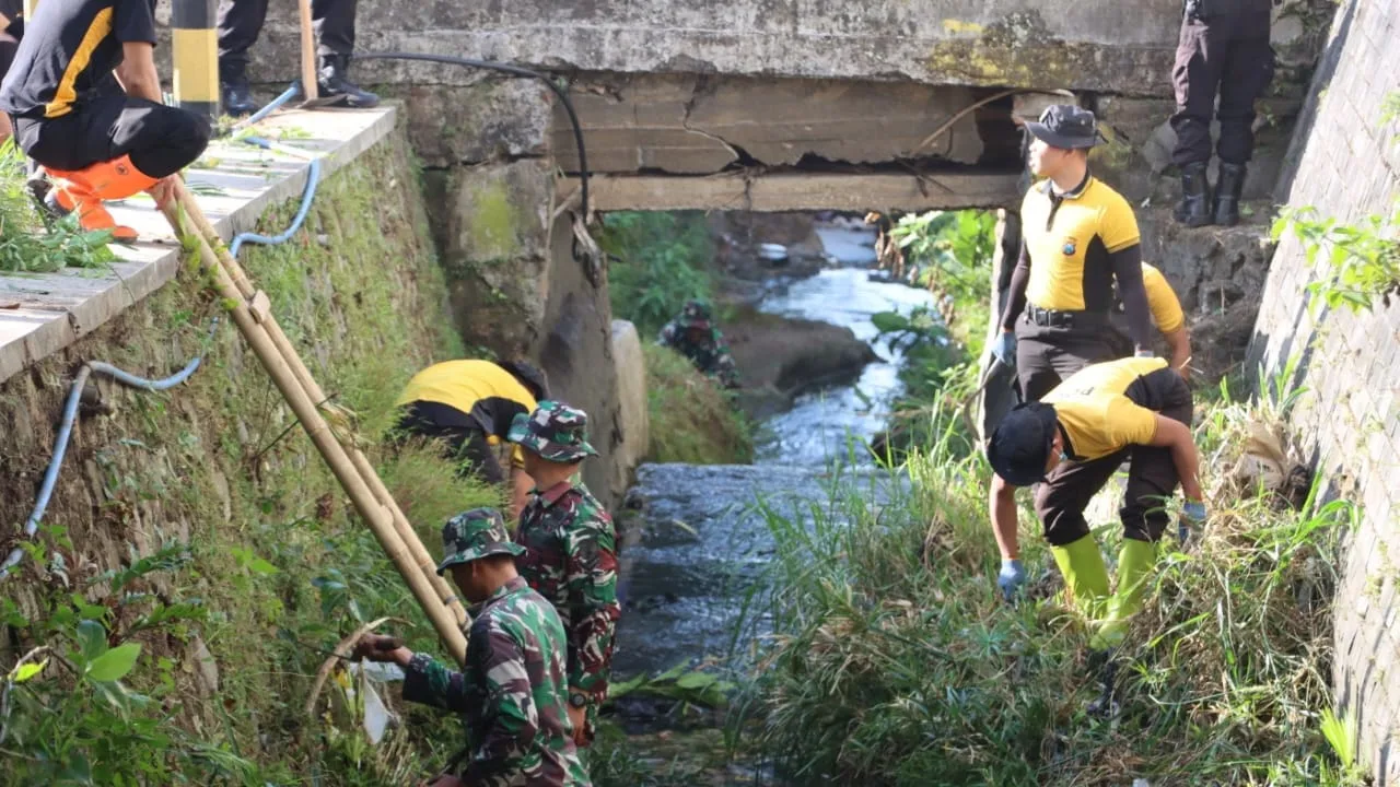 Aparat Polres batu dan TNI bersihkan sungai